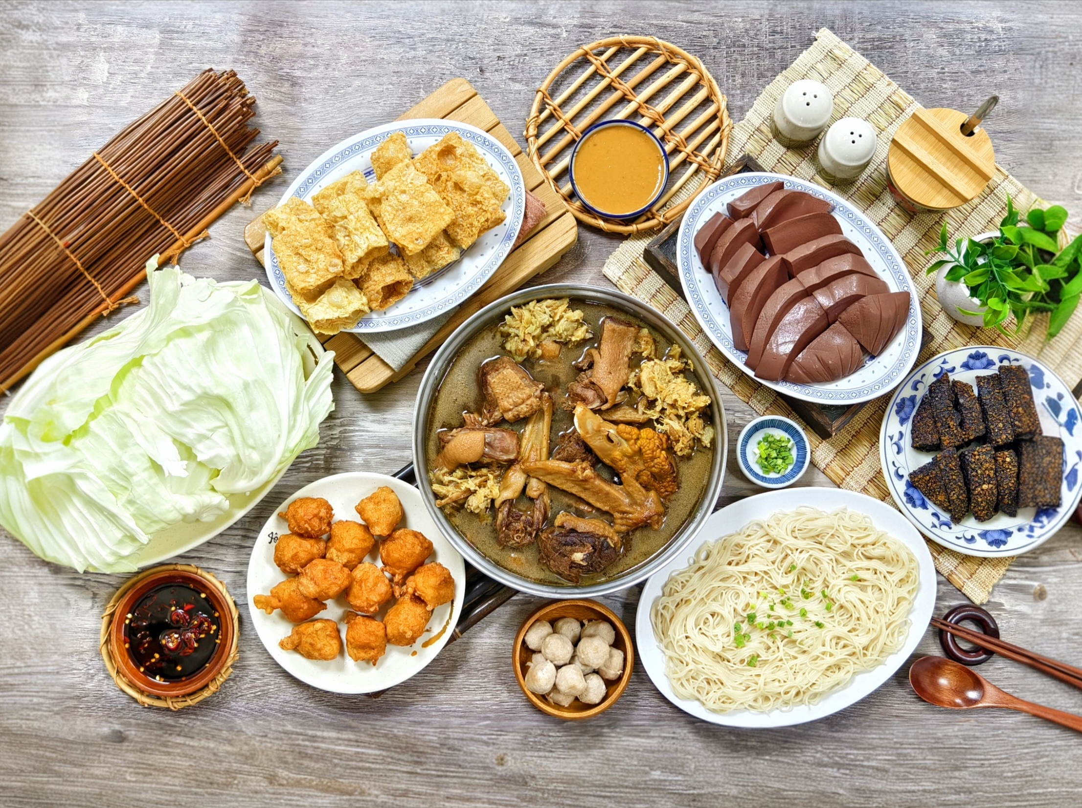 一桌薑母鴨與高麗菜、炸豆皮、鴨血、米血糕、麵線與丸子